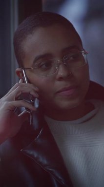 Genç bir birey telefonda derin bir sohbete daldı, canlı bir şekilde gerçek bir bağlantı yakaladı.