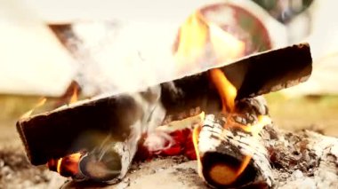 açık havada yanan kamp ateşi