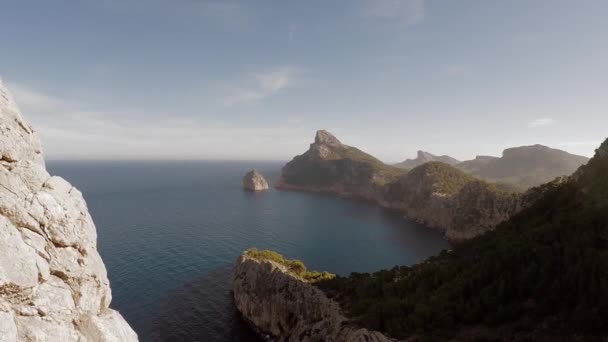 Klippenlandschaft am Strand — Stockvideo