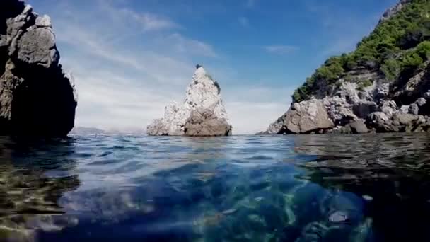 Roca de arrecife de piedra épica — Vídeo de stock