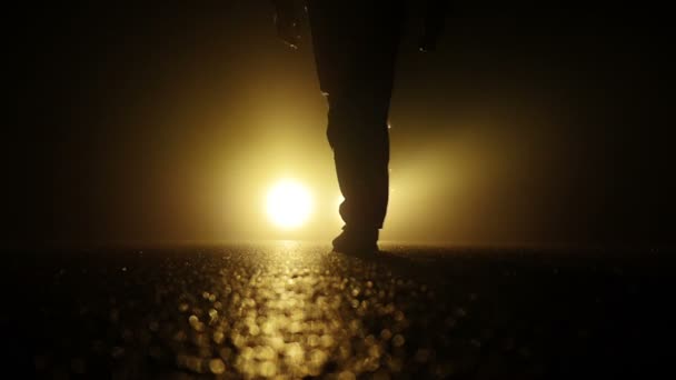 Hombre pies caminando en oscuro noche — Vídeo de stock