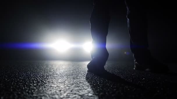 Araba ışıklar önünde duran kişi — Stok video