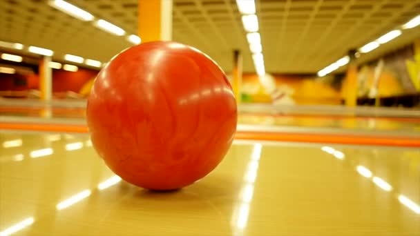 Gördülő labda bowling — Stock videók