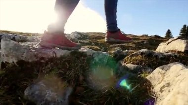 kayalık arazi üzerine yürüyen uzun yürüyüşe çıkan kimse