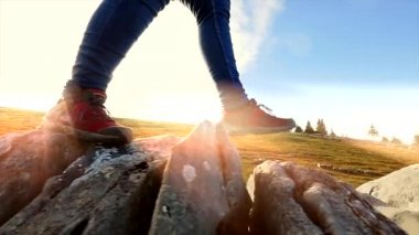 açık havada yürüyüş günbatımında uzun yürüyüşe çıkan kimse