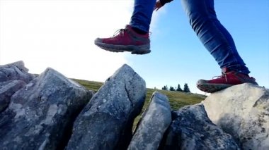 engebeli arazi üzerinde yürüyen uzun yürüyüşe çıkan kimse