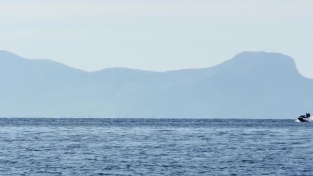 Gente crucero en jetski — Vídeos de Stock