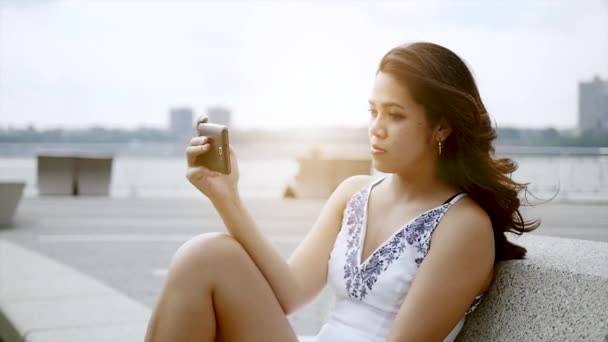 Mujer usando teléfono inteligente — Vídeos de Stock