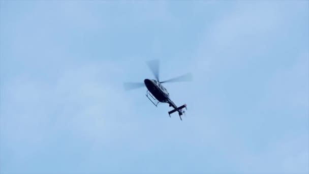 Полицейский вертолет летит на фоне безопасности — стоковое видео