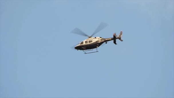 Polizeihubschrauber fliegt sicherheitshalber — Stockvideo