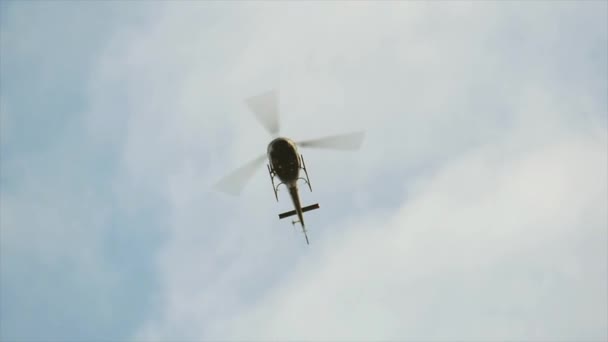 Polisen helikoptern under flygning — Stockvideo