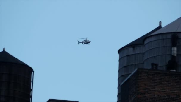 Ελικόπτερο της αστυνομίας που φέρουν από ασφάλεια φόντο — Αρχείο Βίντεο