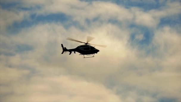 Polis helikopteri Emanet arka tarafından uçan — Stok video