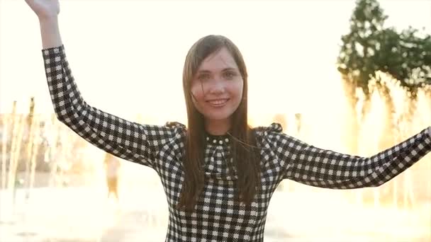 Joven mujer con estilo bailando al aire libre — Vídeos de Stock