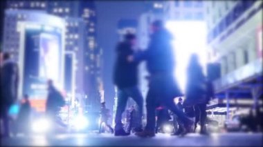 şehirde insanlar geçerken yaya geçidi