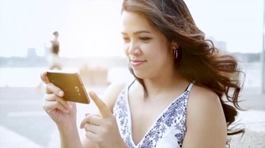 Akıllı telefon kullanan kadın