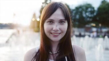 Çeşme arka plan üzerinde poz kadın