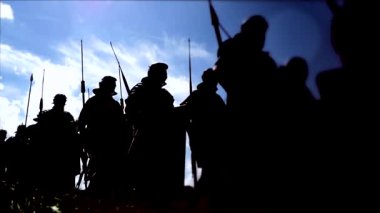 gladyatöraskerlerinin tarihsel ordu bölük birlikte savaşa gidiyor yürüyüş