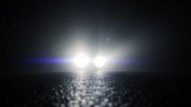 karanlık gece boyunca yürüyen adam