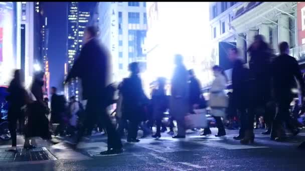 Människor passerar övergångsställe i city — Stockvideo