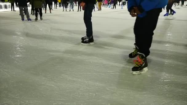 Patinadores de hielo patinando en cámara lenta — Vídeo de stock