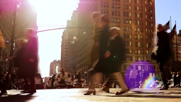 Menschen laufen auf belebten Straßen der Stadt — Stockvideo