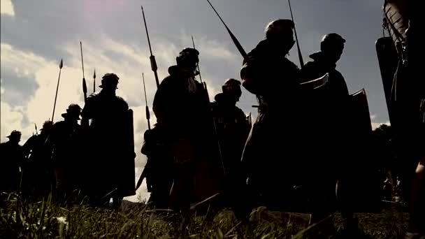 Történelmi hadsereg csapatok a gladiátorok katonák menetelnek együtt megy a háború — Stock videók