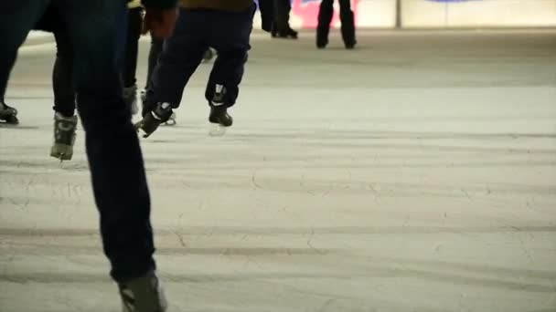 Patinadores de hielo patinando en cámara lenta — Vídeos de Stock