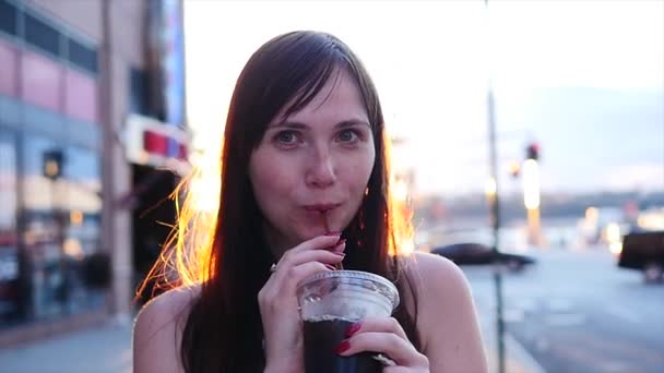 Mujer bebiendo refresco — Vídeo de stock