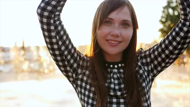 Молодая стильная женщина танцует на открытом воздухе — стоковое видео