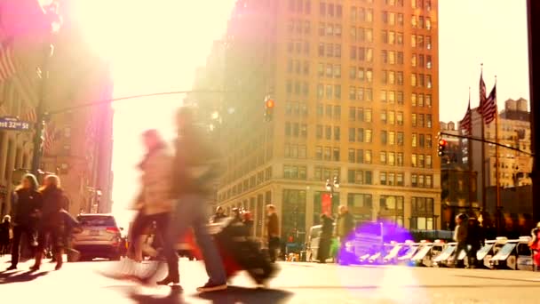 Mensen lopen op drukke stad straat — Stockvideo