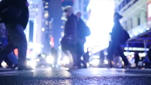 People crossing crosswalk in city — Stock Video