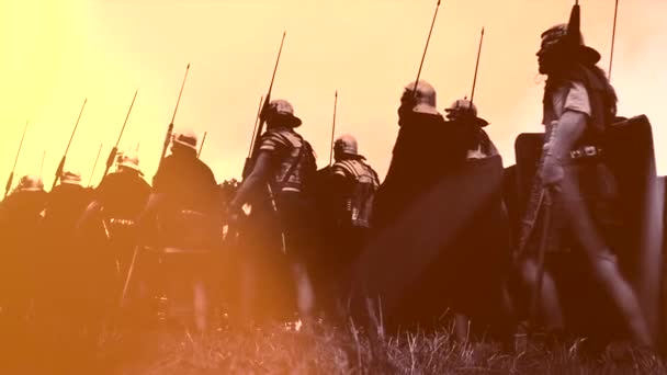 Tropas históricas del ejército de gladiadores soldados marchando juntos yendo a la guerra — Vídeos de Stock