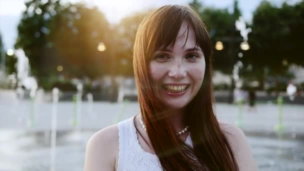 Femme posant sur le fond de la fontaine — Video