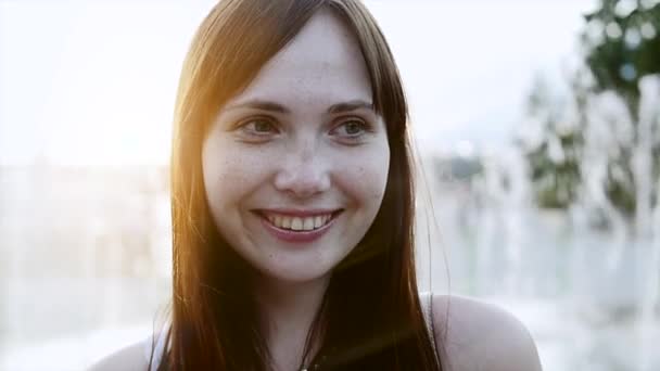 Mujer posando sobre el fondo de la fuente — Vídeo de stock