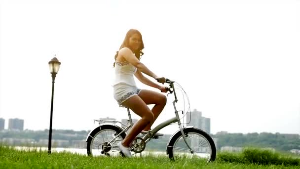 Mujer montando en bicicleta — Vídeo de stock
