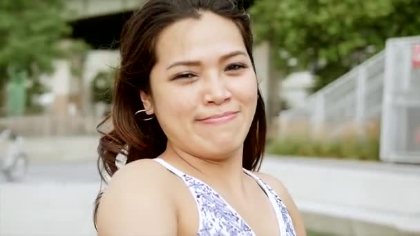 Mujer disfrutando de la vida al aire libre — Vídeos de Stock