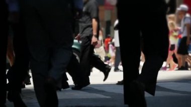 yoğun şehir sokak üzerinde yürüyen insanlar