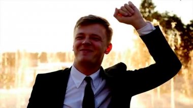 adam açık havada dans