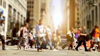 New York'un sokakta yürüyen insanlar