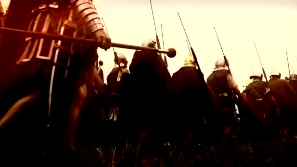 Truppe storiche dell'esercito di soldati gladiatori che marciano insieme andando in guerra — Video Stock