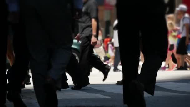 Gente caminando en la calle de la ciudad ocupada — Vídeo de stock