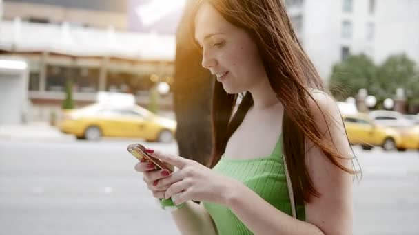 Mulher feliz mensagens de texto com amigos — Vídeo de Stock