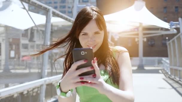 Açık havada akıllı telefon kullanan genç kadın — Stok video