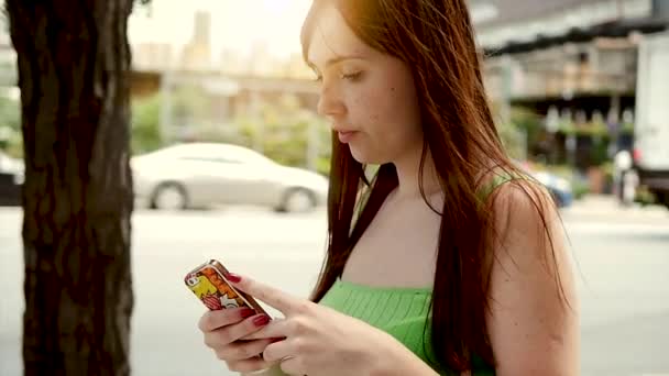 Mulher feliz mensagens de texto com amigos — Vídeo de Stock