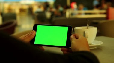 Tablet kullanan kadın