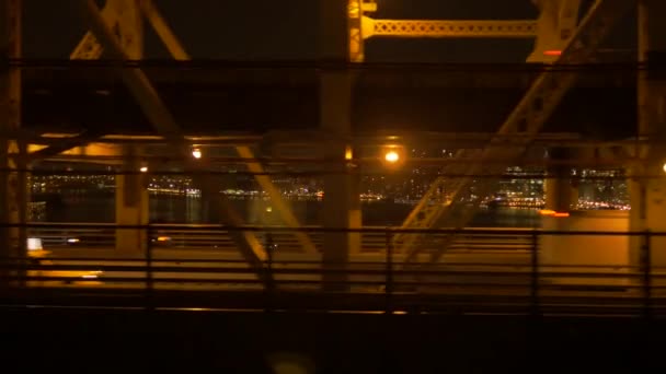 Voitures traversant le pont la nuit — Video