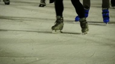 ağır çekimde paten buz patenciler
