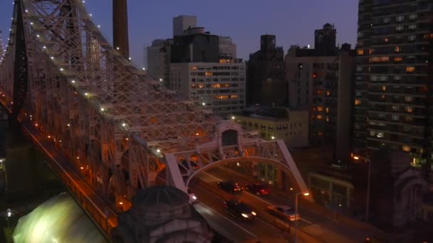 Bilar passerar bron på natten — Stockvideo