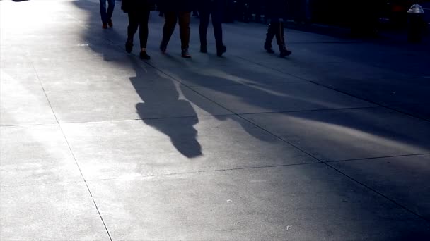 Multidão de pessoas se movendo na rua urbana — Vídeo de Stock